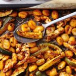 Traybak met kip, gnocchi, courgette en pesto