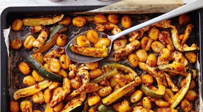 Traybak met kip, gnocchi, courgette en pesto