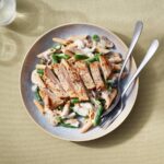 Pasta met champignons, sperziebonen en gebakken filetlapjes