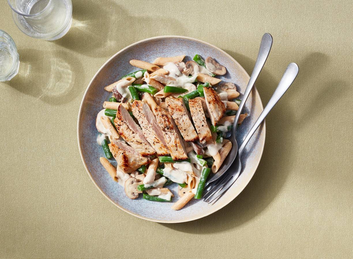 Pasta met champignons, sperziebonen en gebakken filetlapjes
