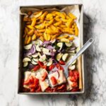 Traybake van kabeljauw, courgette, aardappel en tomaat